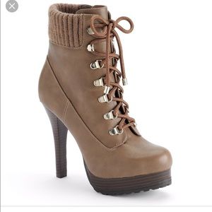 Jennifer Lopez. High heel boots